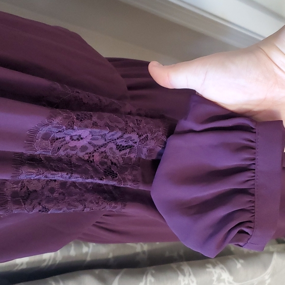 Express Keyhole Dress with Lace Details - Picture 5 of 7